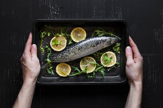 Mano de cultivo con hornear una con pescado