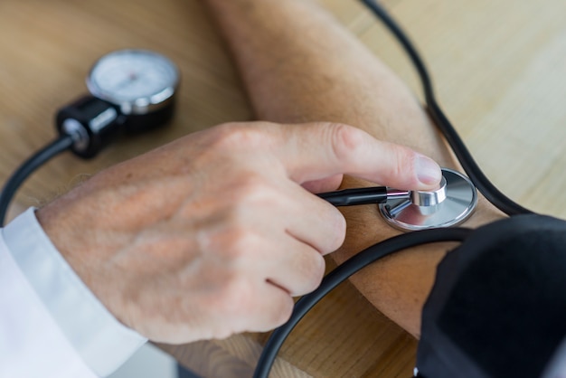 Mano de cultivo medir la presión arterial del paciente