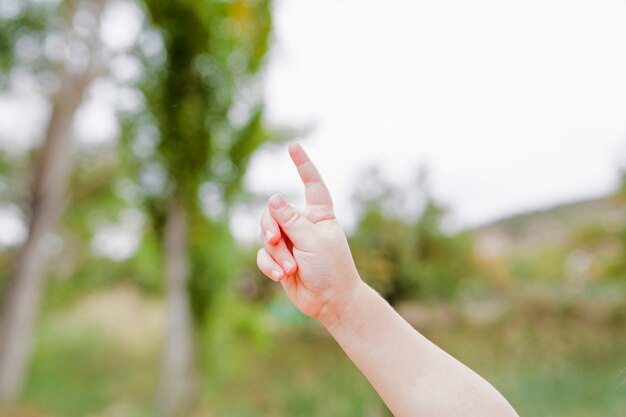 Mano de cultivo de niño