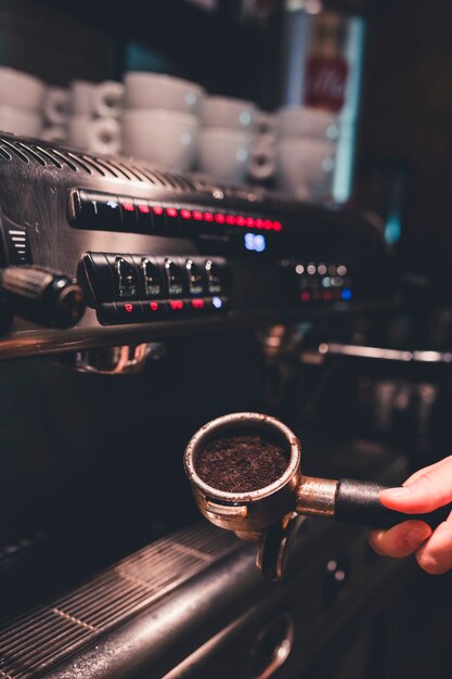 Mano de cultivo con portafiltro con café