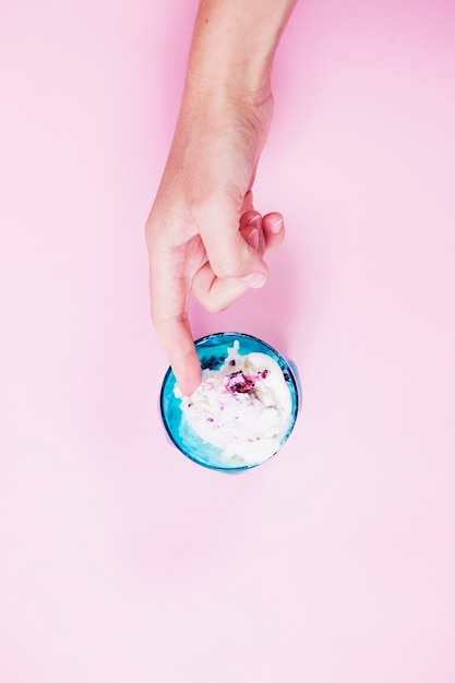 Foto gratuita mano de cultivo tocando helado