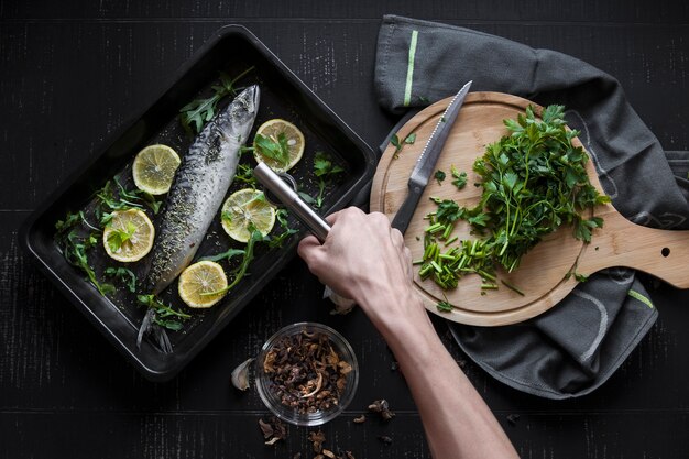 Mano de cultivos de pescado cocinado