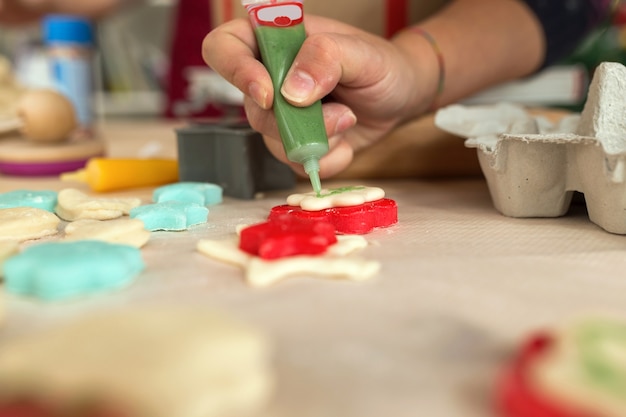 Mano decorando galletas