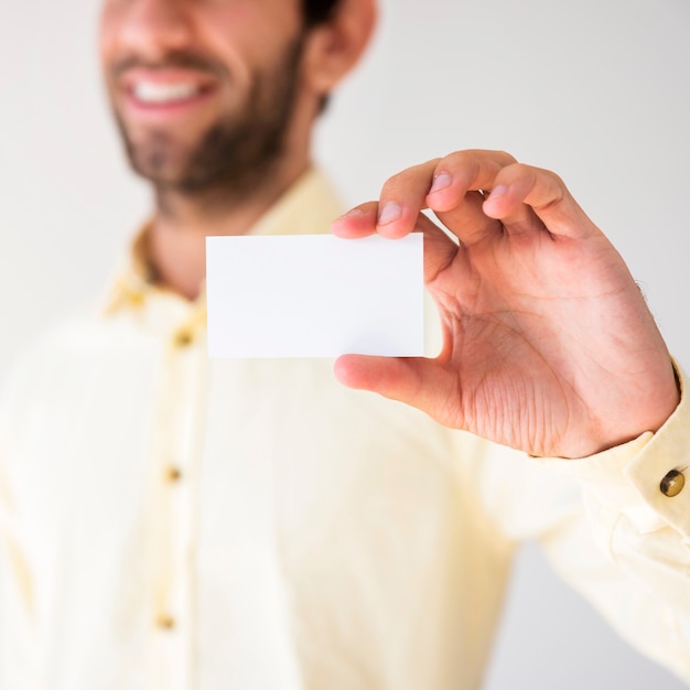 Mano enseñando una tarjeta de visita en blanco