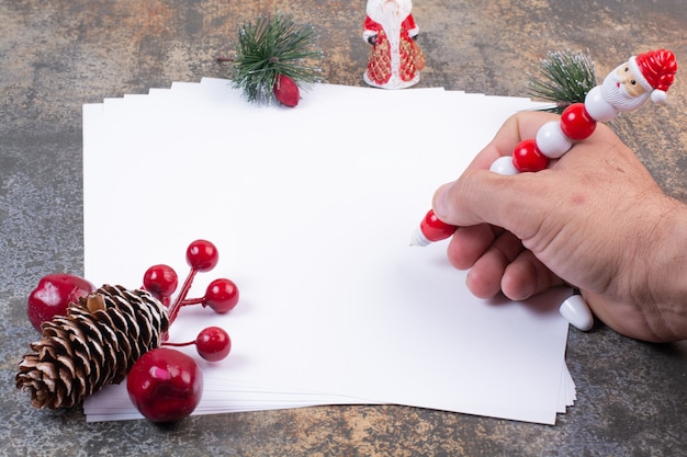 Foto gratuita mano escribiendo algo con un hermoso lápiz en una hoja de papel