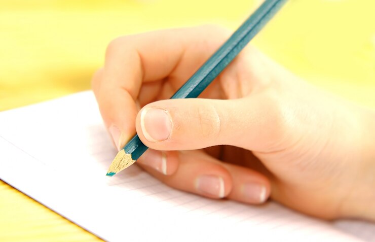 Foto gratuito mano escribiendo en un papel