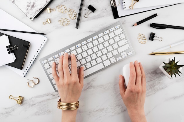 Foto gratuita mano escribiendo en el teclado de cerca