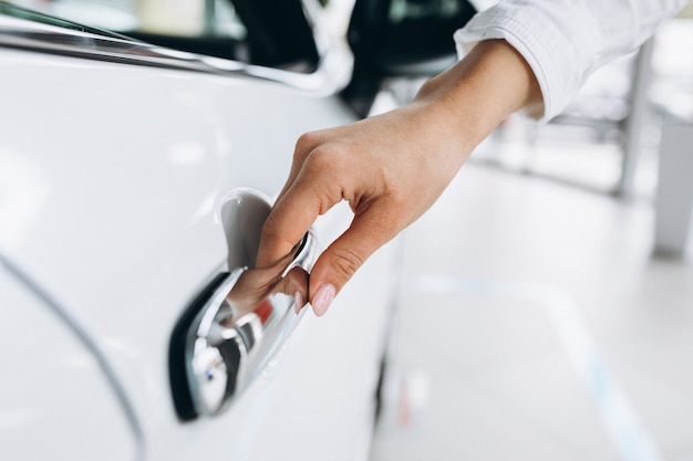 Mano femenina abriendo coche cerca