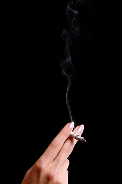 mano femenina con cigarrillo