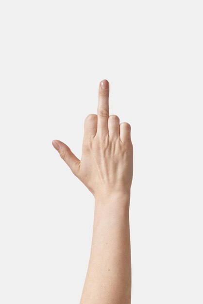Mano femenina del dedo medio