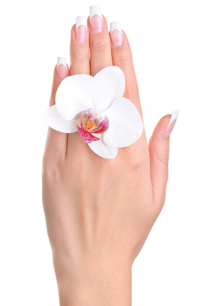 Una mano femenina con flor