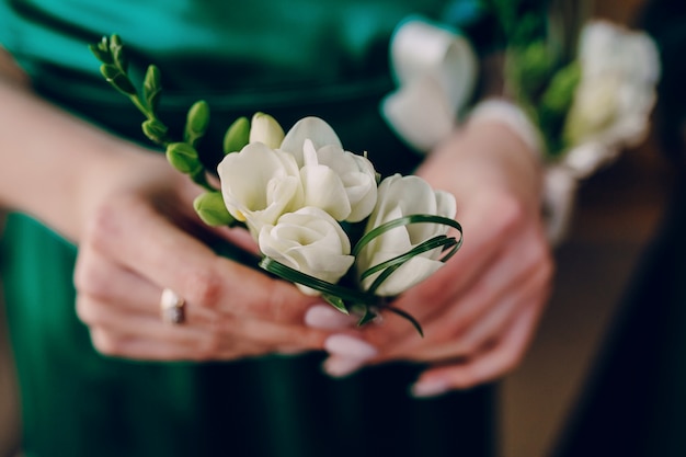 Mano con una flor blanca