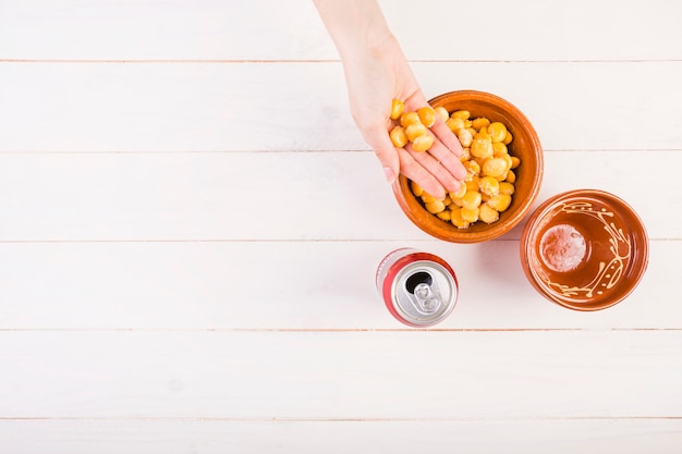 Foto gratuita mano con frijoles en la mesa de la cocina