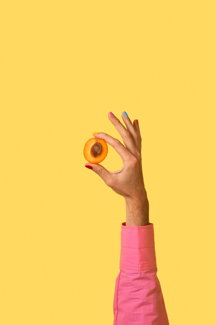 Foto gratuito mano de género fluido persona aislada en amarillo