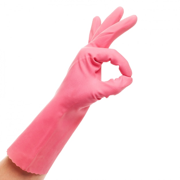 La mano en un guante doméstico rosa muestra bien