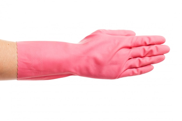 La mano en un guante doméstico rosa muestra