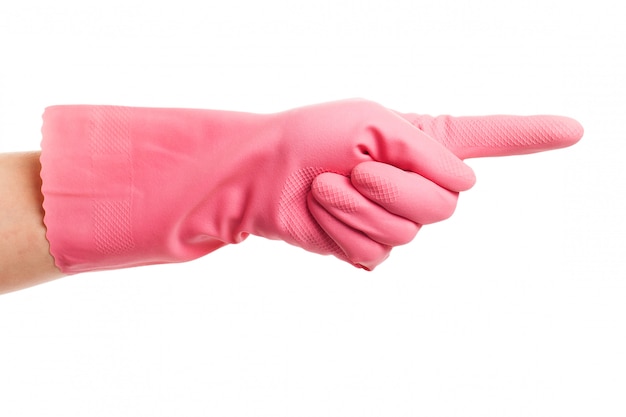 La mano en un guante doméstico rosa muestra