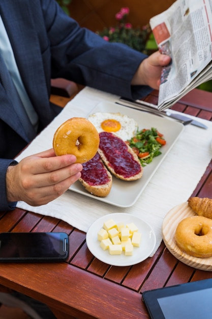 La mano del hombre desayunando en el restaurante