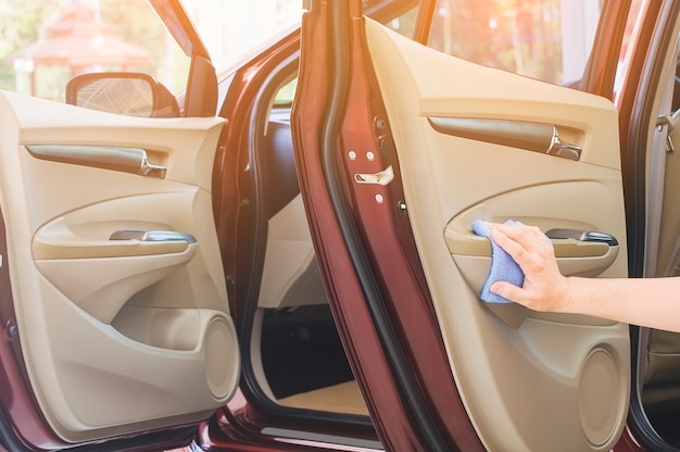 Foto gratuita la mano del hombre es limpiar y encerar el coche.