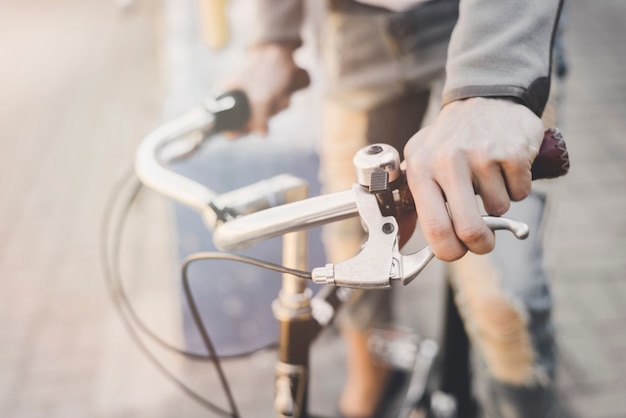 La mano del hombre presionando el freno de la bicicleta