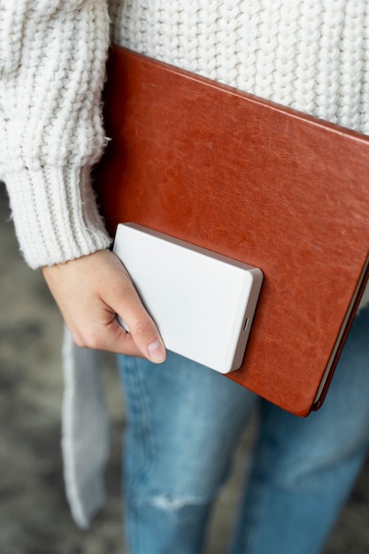 Mano de hombre sosteniendo ssd y notebook