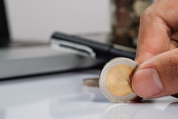 Foto gratuita mano humana la celebración de una moneda y copia espacio, concepto de plan de inversión empresarial.