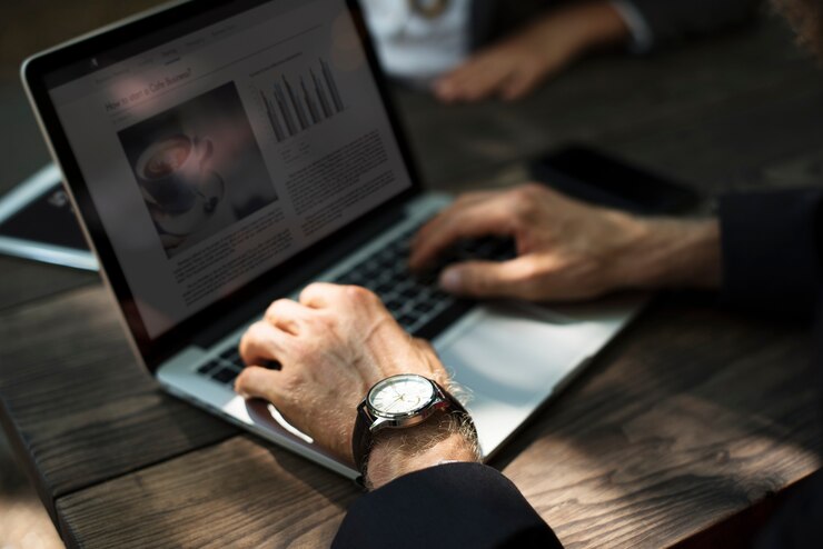 Foto gratuito mano humana trabajando con tecnología de red portátil.
