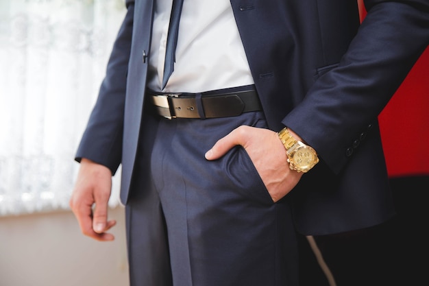 La mano izquierda del novio en su bolsillo