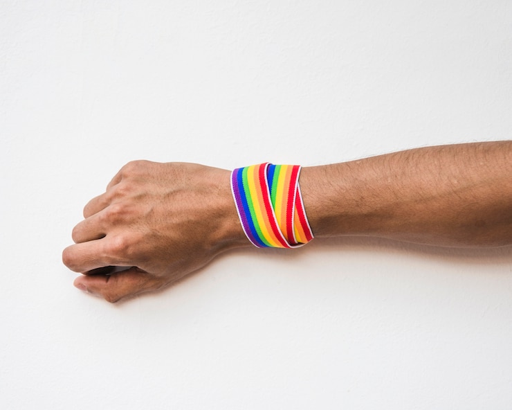 Foto gratuito mano masculina con banda en colores lgbt.
