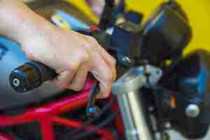 Foto gratuita mano masculina en el mango de la motocicleta