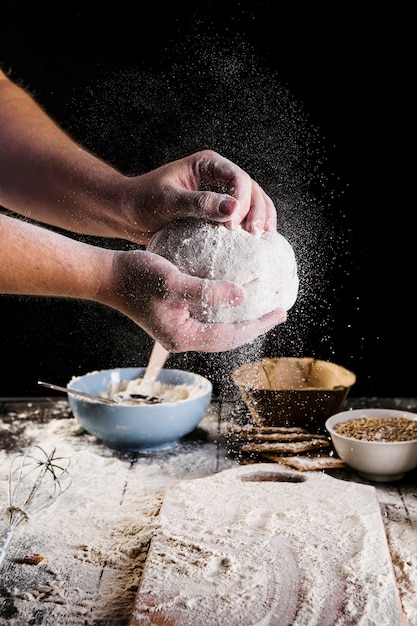 Foto gratuita mano masculina del panadero que prepara la pasta para el pan