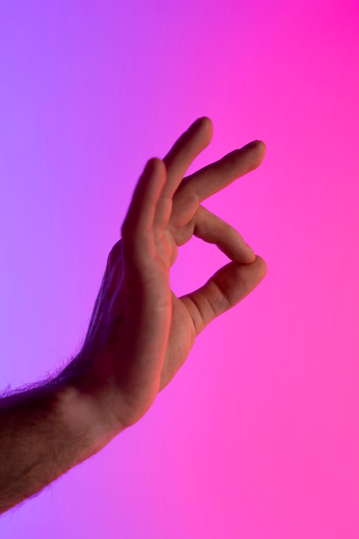 Foto gratuito mano mostrando signo ok
