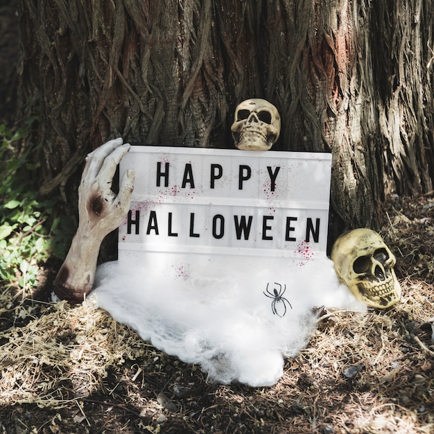 Foto gratuita mano muerta sosteniendo la tableta de halloween
