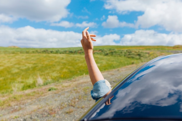 Foto gratuita mano de mujer contra el telón de fondo de la naturaleza.