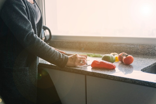 Foto gratuita mano de mujer cortando vegetales en cocina