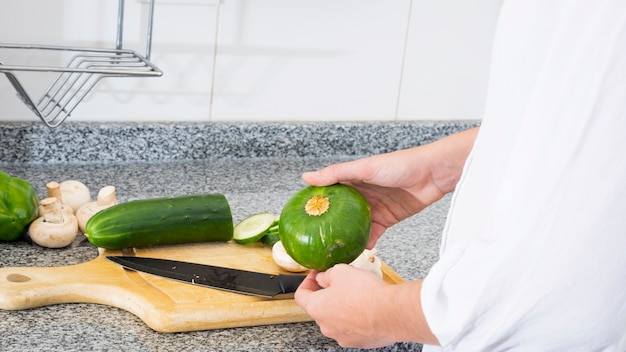 Foto gratuita mano de mujer cortando verduras con cuchillo