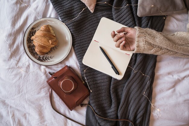 Mano de mujer en cuaderno abierto