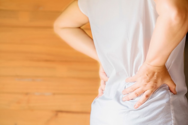 La mano de la mujer está atrapada en la cintura y su espalda