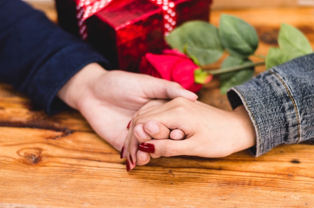 Mano de una mujer y un hombre agarrada