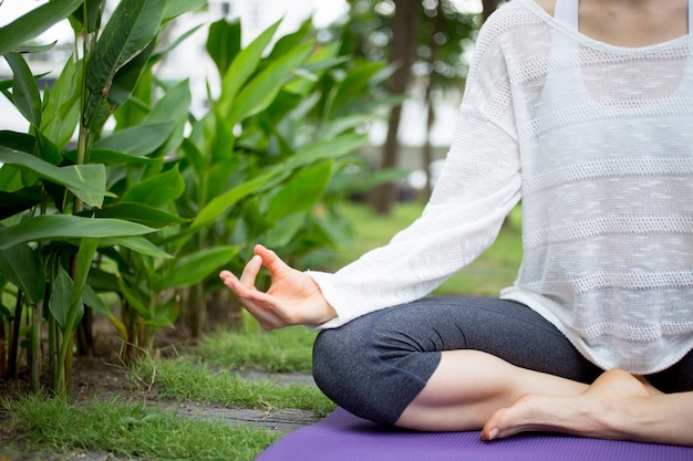 Mano de mujer joven gesticulando zen y meditando