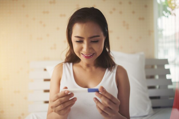 Mano de mujer joven con prueba de embarazo