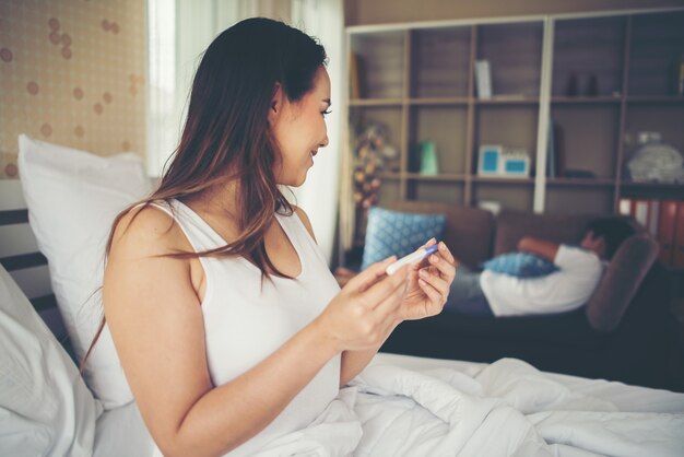 Mano de mujer joven con prueba de embarazo