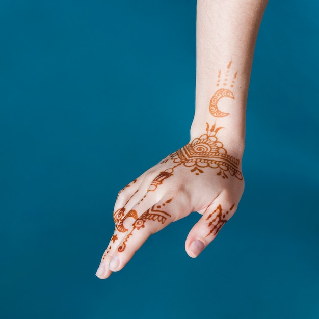 Mano de mujer con maravillosos dibujos mehndi.