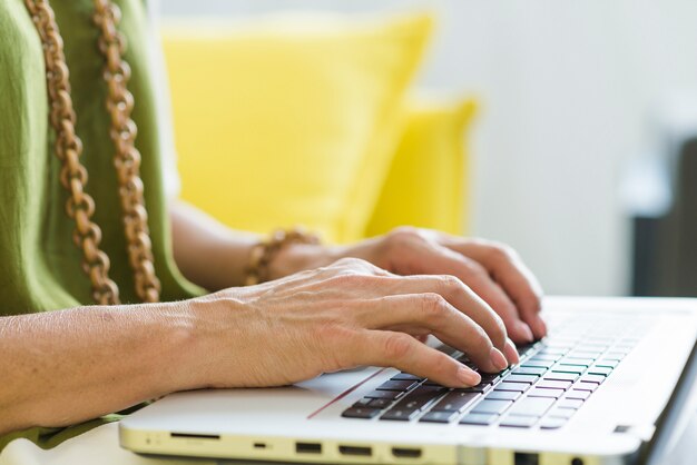 La mano de una mujer mayor en el telclado numérico de la computadora portátil