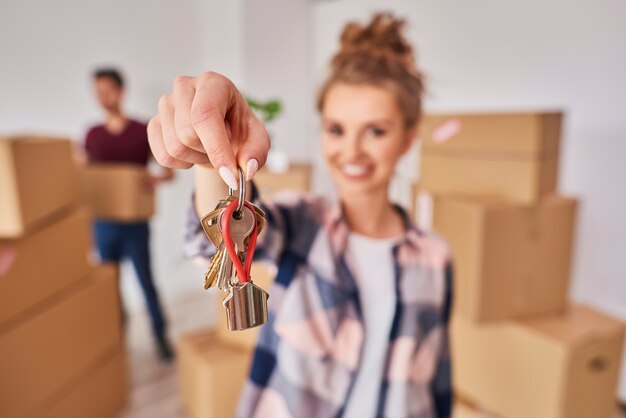 Mano de mujer mostrando las llaves del nuevo apartamento