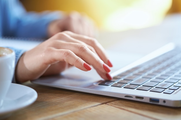 Foto gratuita mano de mujer de negocios escribiendo en el teclado del ordenador portátil