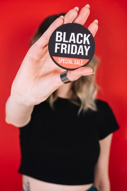 Mano de mujer de primer plano con signo de viernes negro