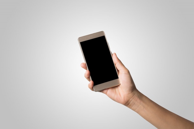 Mano de la mujer que sostiene la pantalla en blanco del teléfono elegante. Copie el espacio. Mano que sostiene el smartphone aislado en el fondo blanco.