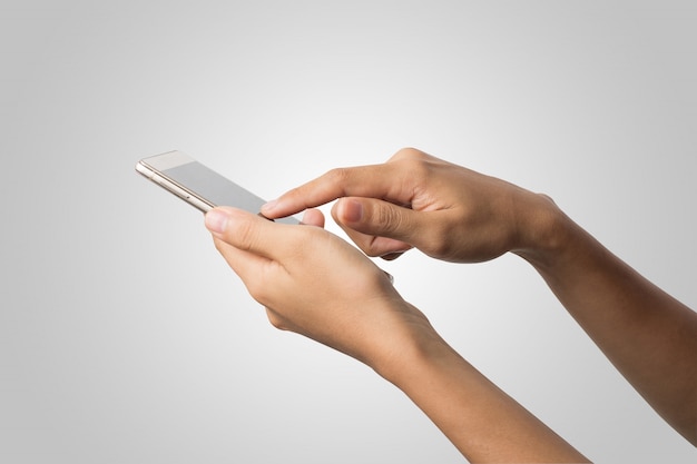 Foto gratuita mano de la mujer que sostiene la pantalla en blanco del teléfono elegante. copie el espacio. mano que sostiene el smartphone aislado en el fondo blanco.