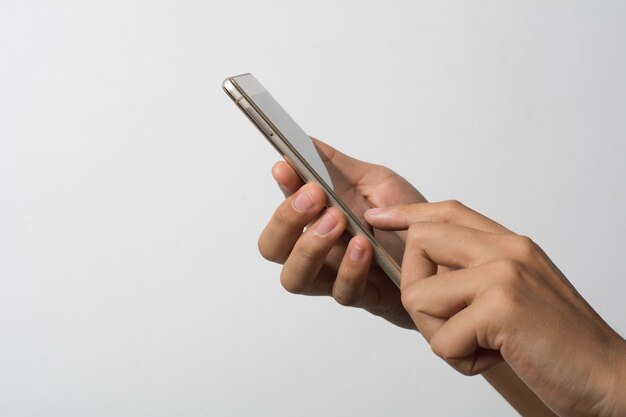 Mano de la mujer que sostiene la pantalla en blanco del teléfono elegante. Copie el espacio. Mano que sostiene el smartphone aislado en el fondo blanco.